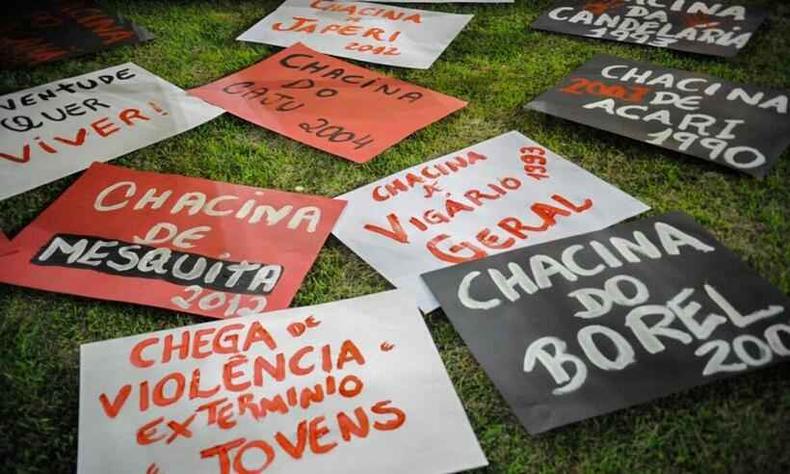 cartazes na cor vermelha lembra os 30 anos da chacina da Candelria e vrias outras, como do Borel