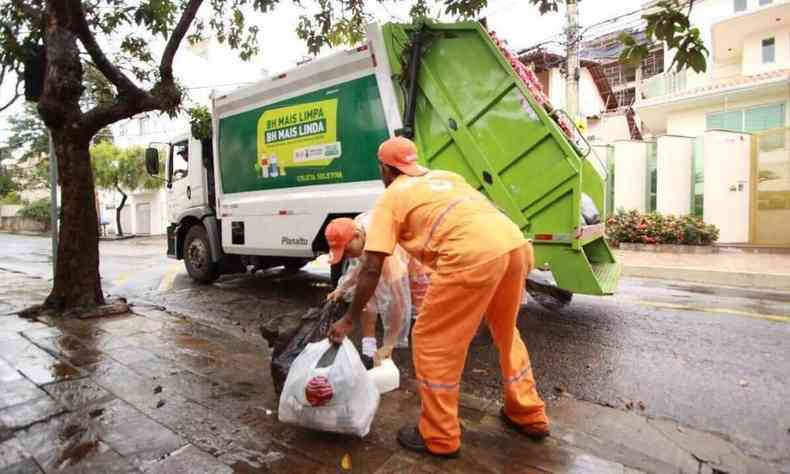 Foto de um coletor de lixo com um caminho atrs, no bairro So Bento.