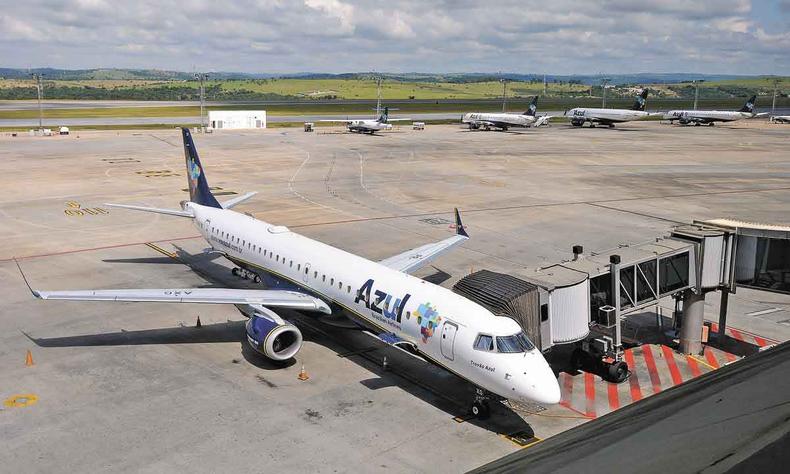 Avio da Azul na pista do Aeroporto de Confins