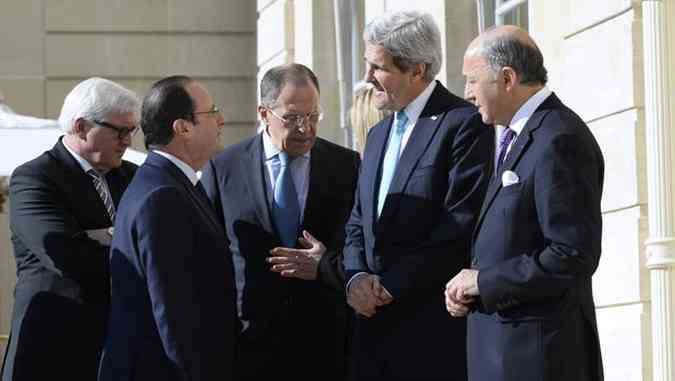 Da esquerda para direita: o ministro das Relaes Exteriores alemo Frank-Walkter Steinmeier, o presidente francs Franois Hollande, o ministro russo Serguei Lavrov, o secretrio de Estado norte-americano John Kerry e o ministro francs Laurent Fabius(foto: AFP PHOTO / POOL / ALAIN JOCARD )