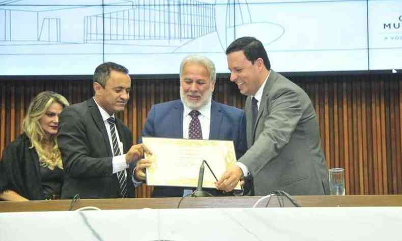 Ao centro, Mrio Neves recebeu honraria das mos do deputado estadual Professor Wendel Mesquita ( direita) e do vereador Hlio da Farmcia ( esquerda)(foto: Marcos Vieira/EM/D.A Press)