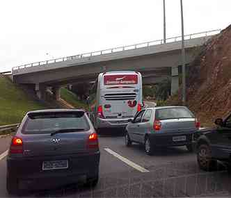Trnsito foi fechado em uma das pistas da rodovia(foto: Joo Henrique do Vale/EM/D.A.Press)