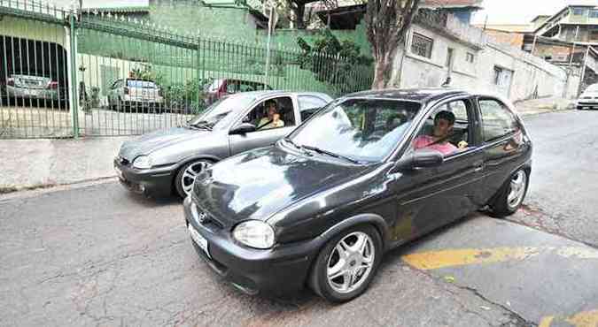 Lucas e Henrique so adeptos dos carros rebaixados e mostram como os veculos quase se arrastam(foto: FOTOS: ALEXANDRE GUZANSHE/EM/D.A PRESS)