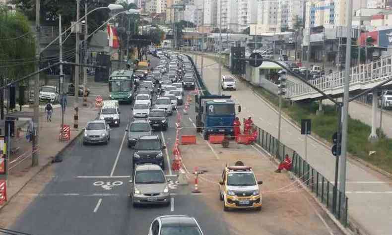 Com as obras, motoristas enfrentam dificuldades no deslocamento pela avenida nesta manh (foto: Paulo Filgueiras/ EM/ D.A Press)
