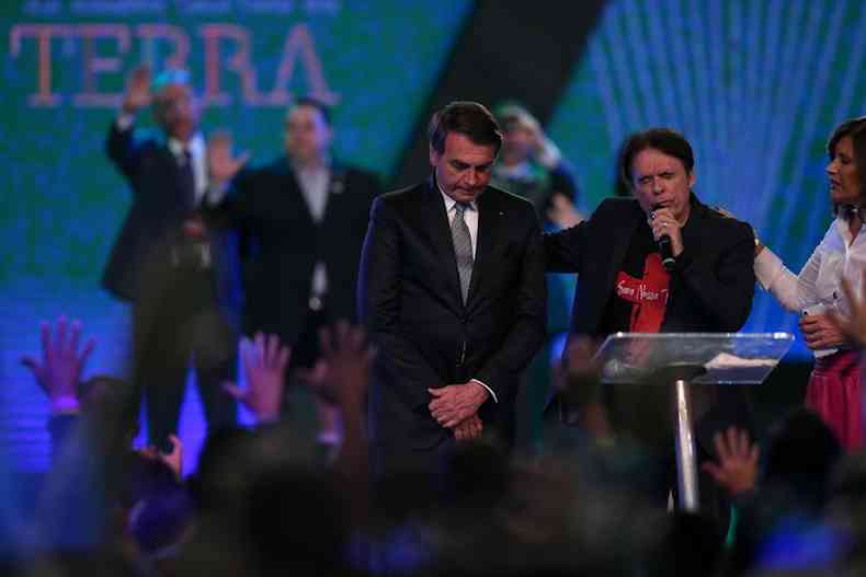 Bolsonaro com bispo Robson Rodovalho: pagamentos foram feitos  Sara Nossa Terra para a veiculao de campanhas publicitrias(foto: Sara Nossa Terra/Produo)