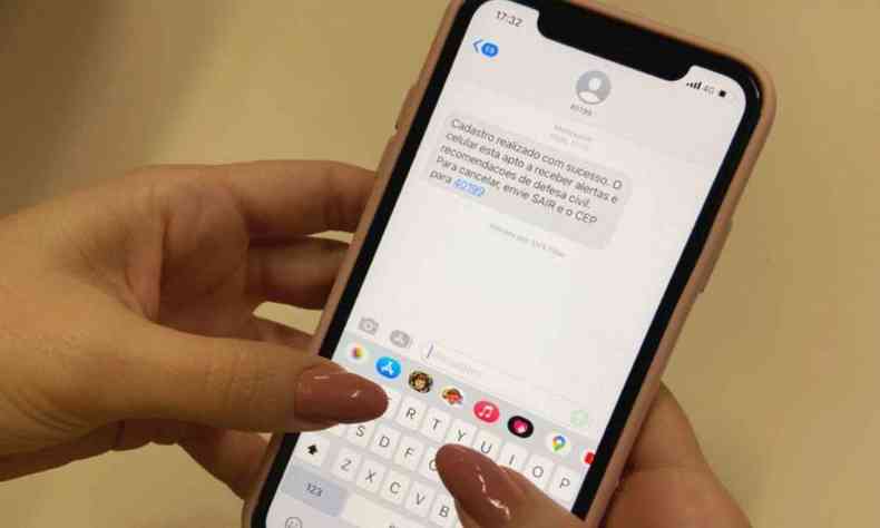 Sistema de alertas da prefeitura de Betim, foco no celular que recebe a mensagem 