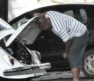 Com propriet�rio distante, homem vasculha motor de Fusca entregue a seus cuidados no Bairro Funcion�rios (foto: Paulo Filgueiras/EM/D.A Press)