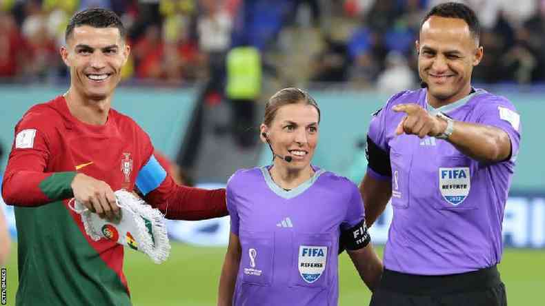 Cristiano Ronaldo, Stephanie Frappart e outro juiz sorrindo em campo