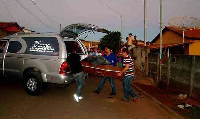 Corpos das crianas foram levados para o Instituto Mdico Legal (IML) de Patos de Minas(foto: Hamilton Amorim/PO Notcias)