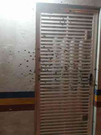 Marcas de tiros em uma das paredes do quartel da PM em Leme do Prado(foto: Polcia Militar/Divulgao)