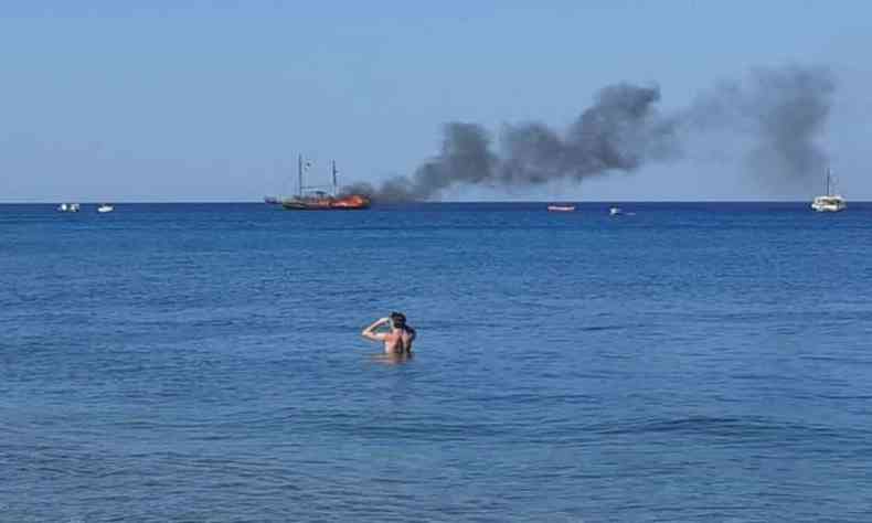 barco pegando fogo no mar