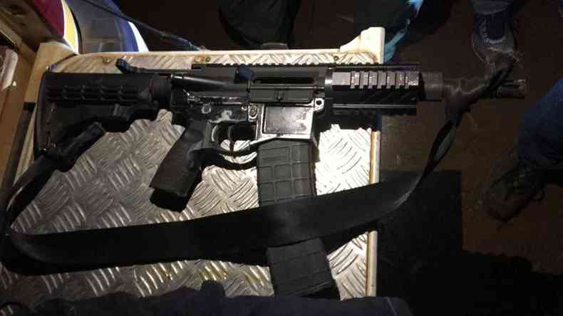Fuzil M4 que foi apreendido com os dois suspeitos na noite dessa segunda-feira (30)(foto: Divulgação/Polícia Militar)