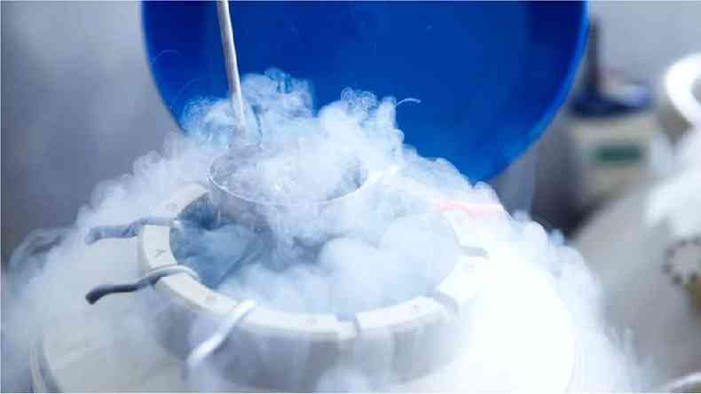 Fotografia colorida mostra um recipiente com nitrognio lquido; h fumaa saindo da entrada aberta do recipiente