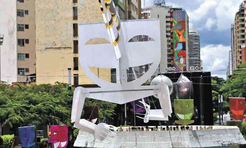 escultura gigante de face sorrindo instalada na praa raul soares, em material branco 