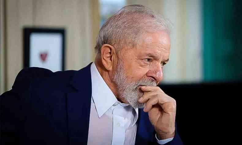 Lula de perfil com feio pensativa