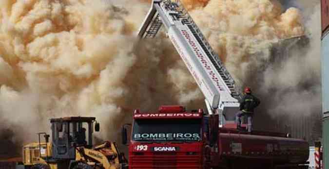 Bombeiros contem fumaa txica em armazm de fertilizantes na cidade de So Francisco do Sul, no Norte de Santa Catarina(foto: James Tavares/Governo SC)