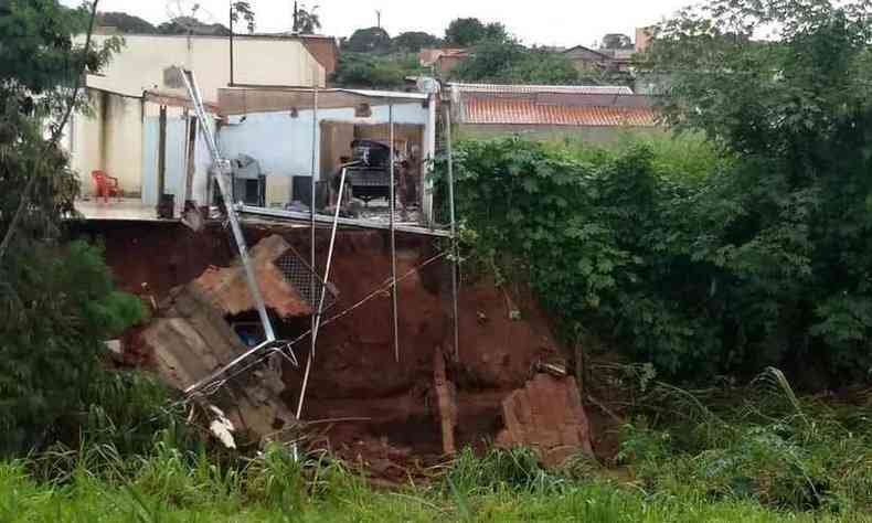 Casa que desabou em Uberaba foi interditada(foto: Corpo de Bombeiros/Divulgao)