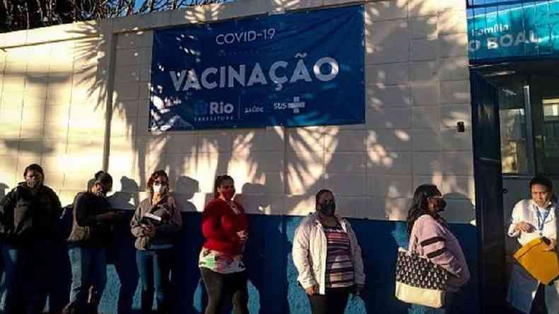 Fila de vacinao no Rio de Janeiro