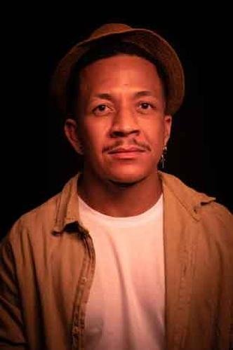 Além de estrelar o solo ''Viagem'', Dhan Lopes assina direção e dramaturgia da peça(foto: Renatto Mendez/divulgação) Ator Dhan Lopes olha para a câmera