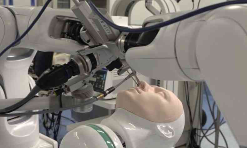 No estudo desenvolvido em parceria com universidade do Japo, robs ajudam em cirurgias com pouco espao de interveno(foto: JST Channel/Reproduo)