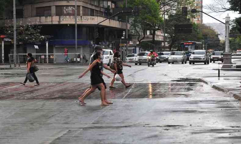 Chuva na Praa Sete, corao da capital, nesse domingo (20)(foto: Tlio Santos/EM/D.A. Press)