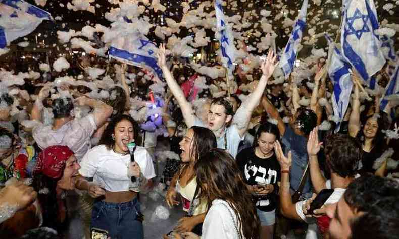 Moradores de Tel Aviv foram para as ruas comemorar a mudana no governo(foto: JACK GUEZ / AFP)