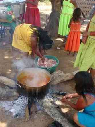 Mulheres da aldeia Maxakali, em Bertpolis, preparam almoo para a festa do Dia do ndio(foto: Pedro Ferreira)
