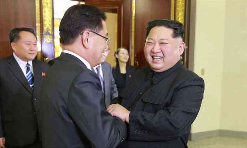 Antes do acordo desta tera-feira, lder da Coreia do Norte, Kim Jong-un, recebeu ontem a delegao sul-coreana em encontro histrico (foto: AFP PHOTO/KCNA VIA KNS)