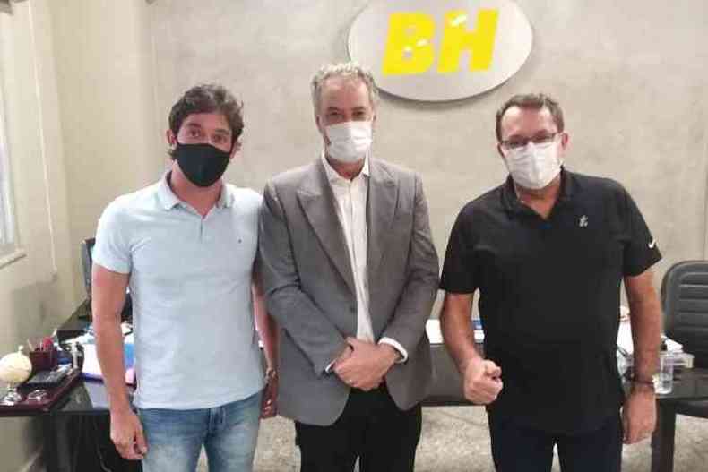 Em dezembro do ano passado, Srgio Coelho (centro), Bruno Loureno e Pedro Loureno anunciaram novo patrocnio entre Atltico e Supermercados BH(foto: Divulgao/Atltico)