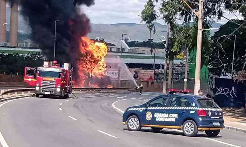 Incndio assustou quem passava ontem pela regio. Ningum ficou ferido(foto: Guarda Civil de Contagem/Divulgao)