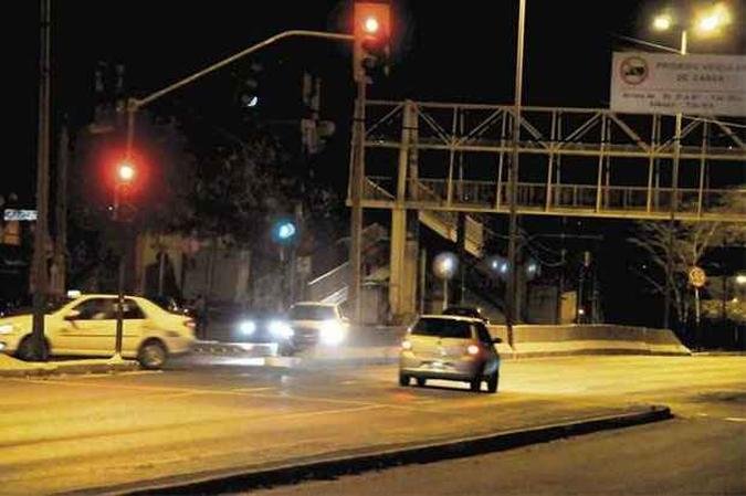 Cruzamentos de risco: pouco antes de aglomerado (acima), motorista fura sinal vermelho; abaixo, outro avan�a sem�foro e se exp�e na avenida (foto: (SIDNEY LOPES/EM/D.A Press))