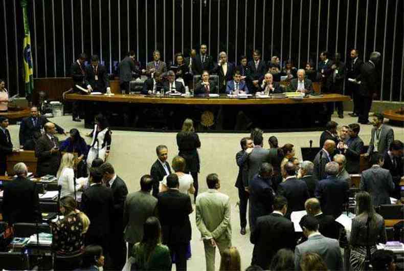 O presidente do Congresso Nacional, Euncio Oliveira, na sesso conjunta do Senado e da Cmara dos Deputados para votar o projeto que revisa as metas fiscais (foto: Marcelo Camargo/Agncia Brasil)