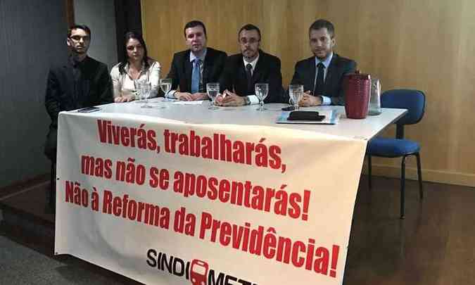 Integrantes da Comisso de Direito Previdncirio da OAB apresentaram documento que ser encaminhado aos deputados federais de Minas(foto: OAB/DIVULGAO)