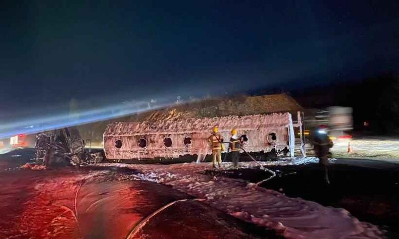 Bombeiros usaram 60 litros de espuma mecânica para controlar as chamas(foto: SALA DE IMPRENSA CBMMG) Incêndio em caminhão-tanque fecha BR-040