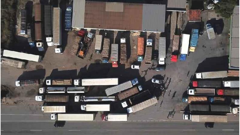 Caminhes estacionados vistos de cima