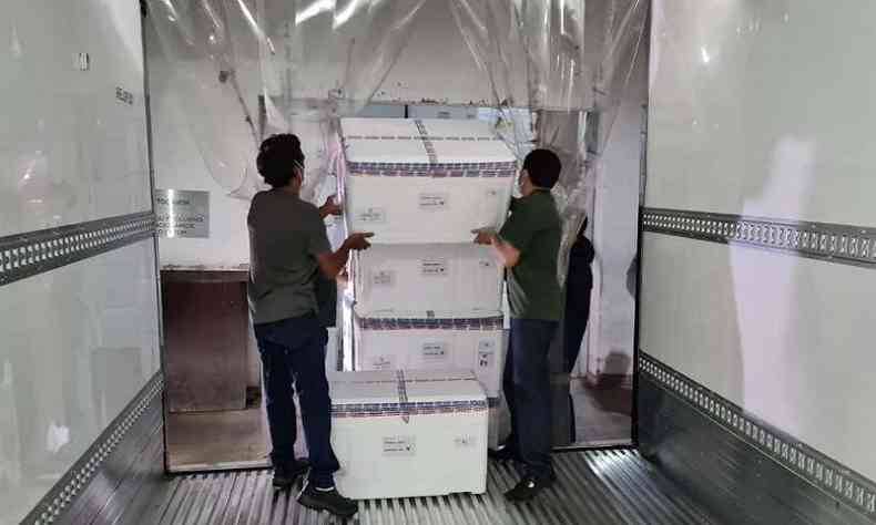 Novo lote de vacinas chegou a BH e será distribuído às regionais de saúde(foto: SES/Divulgação)