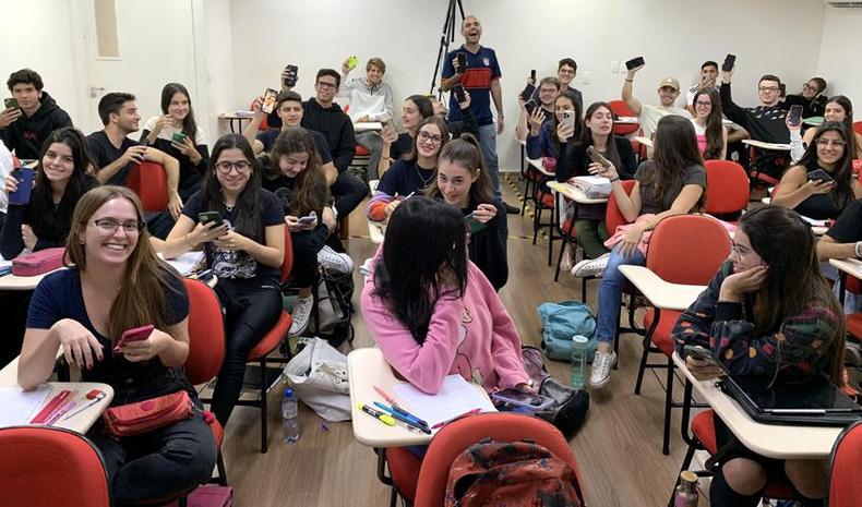 Alunos do colgio e pr-vestibular;  importante ter equilbrio no uso das ferramentas sociais