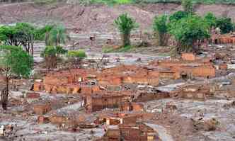 Destruio em Bento Rodrigues: mineradora ainda no se comprometeu com termo que define aes de apoio a comunidades devastadas pelo rompimento de barragem(foto: Alexandre Guzanshe/EM/DA Press)
