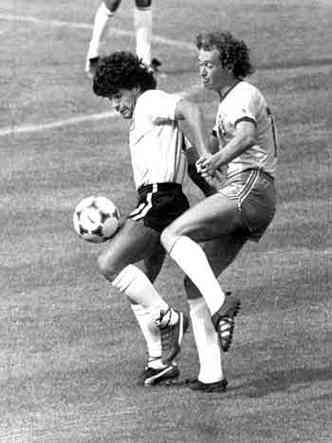 Maradona disputa a bola com o brasileiro Falco, no estdio Sarri, em Barcelona, na Copa da Espanha, em 1982(foto: REGINALDO MANENTE/ESTADO CONTEDO)