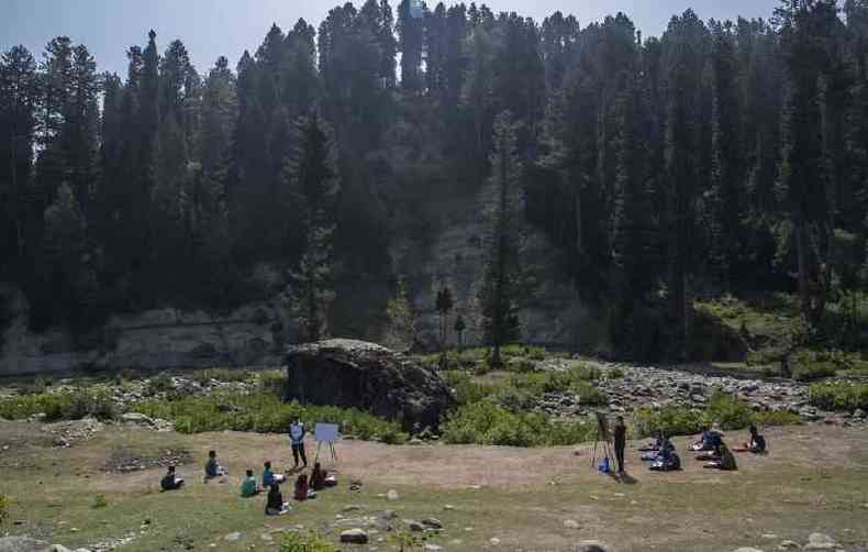 Na Caxemira, crianas estudam ao ar livre, mesmo sob condies climticas imprevisveis - uma vez que a 'nova sala de aula' fica aos ps da cordilheira do Himalaia(foto: BBC)