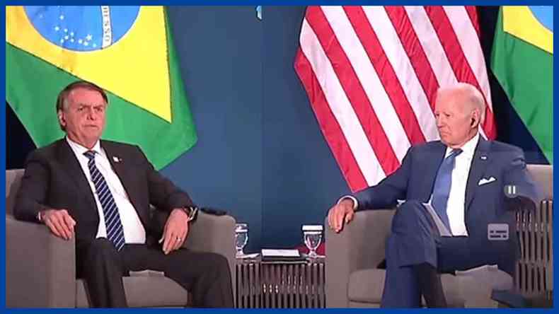 Jair Bolsonaro sentado ao lado de Joe Biden