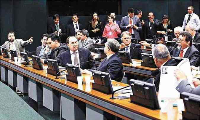 A sesso da CPI foi tumultuada, com troca de farpas entre o lder do PSDB, Carlos Sampaio (E), e o deputado petista Afonso Florence (D), de barba) (foto: Antnio Augusto/Cmara dos Deputados)