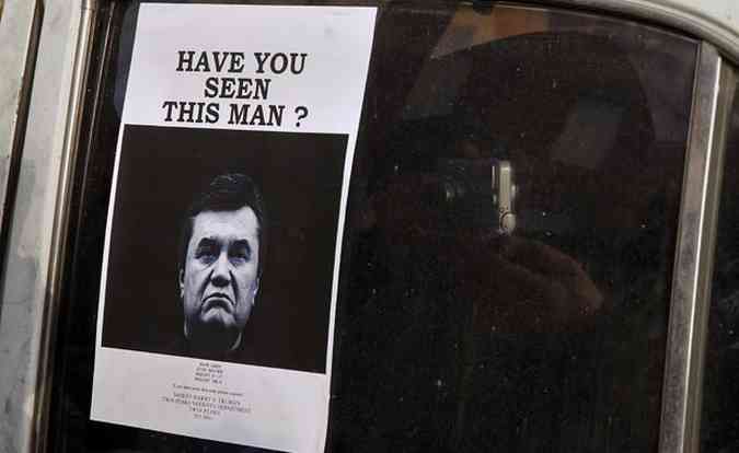 Cartazes de procurado com o rosto do ex-presidente se espalham pela Ucrnia(foto: Yannis Behrakis/Reuters)