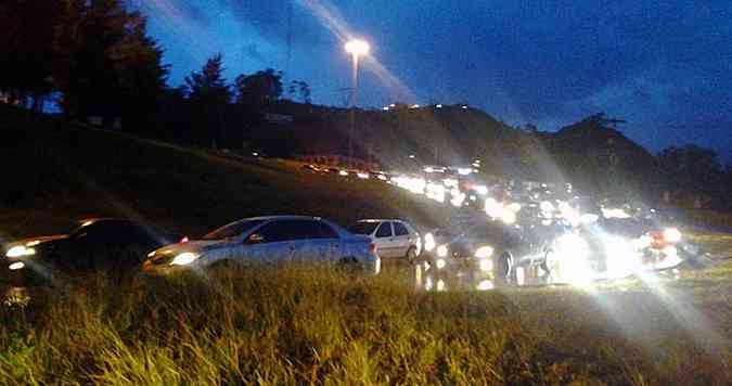 Congestionamento foi registrado no trevo do Olhos D'gua no incio da noite(foto: Romer Cardoso)