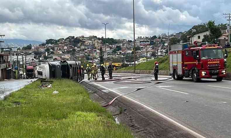 caminho tombado no Anel Rodovirio