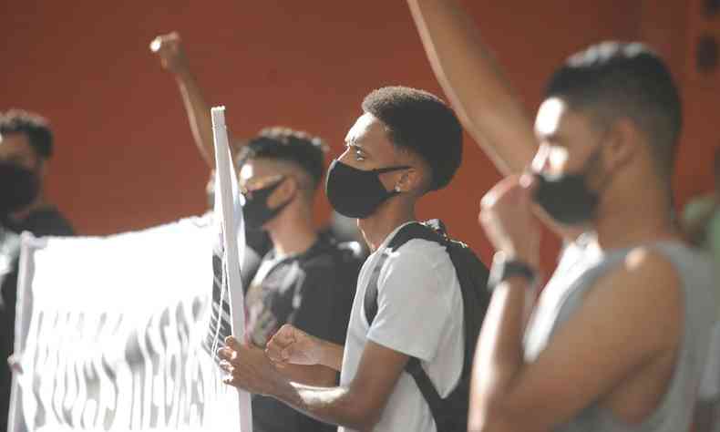 Manifestantes usando mscaras contra a covid protestam contra o Carrefour em Belo Horizonte