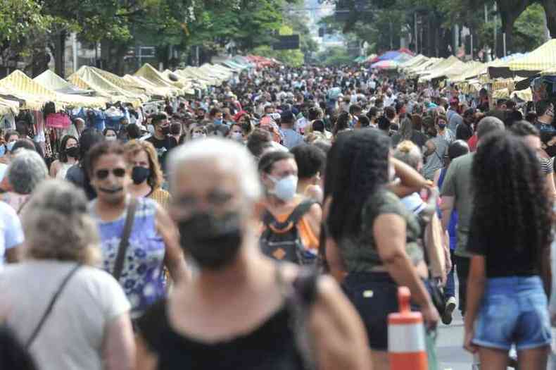 Em meio  alta de casos, Feira Hippie recebeu milhares de visitantes no domingo(foto: Gladyston Rodrigues/EM/DA Press)