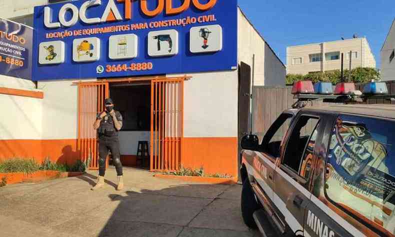 Polcia Civil de Arax cumpriu mandado de busca e apreenso e fechou empresa localizada na Avenida Joo Paulo II(foto: PCMG/Divulgao)