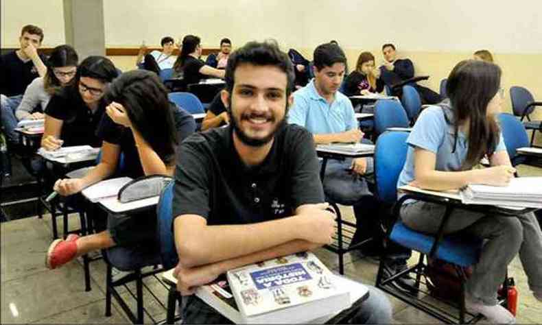 O estudante Henrique Fonseca Mundim, de 17 anos, se preparou com muita leitura para a interpretao de textos (foto: Jair Amaral/D.A Press)