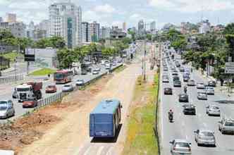 Obra para implantao do BRT (transporte rpido por nibus) na Avenida Cristiano Machado: novo cronograma prev concluso de corredores no ms da Copa das Confederaes(foto: Beto Novaes/Em/D. A Press)